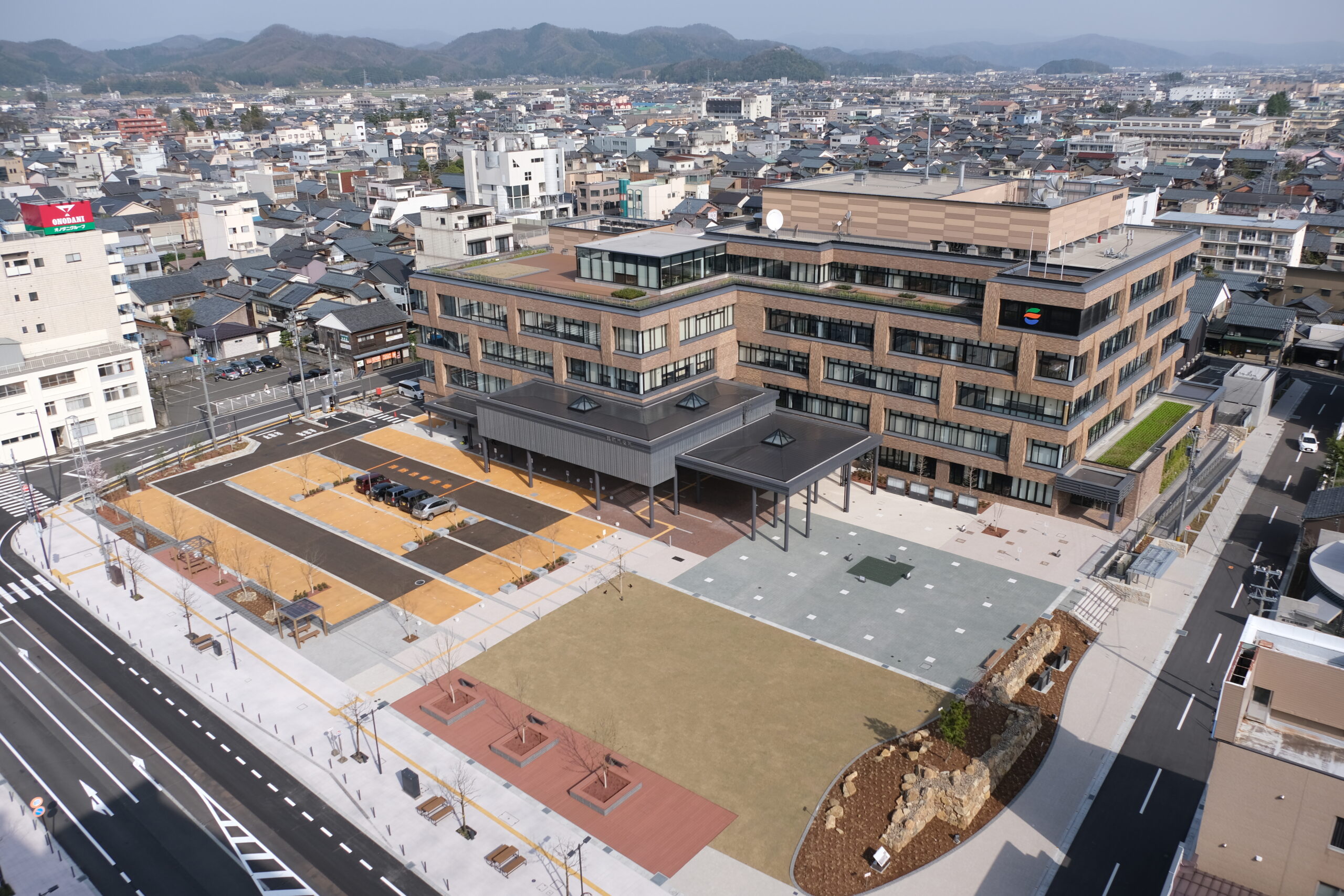 福井県越前市 市役所庁舎前広場